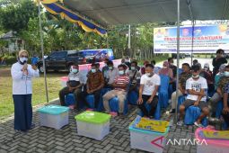 Pemkab Bone Bolango bantu alat pancing tuna modern bagi nelayan