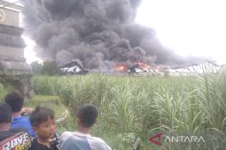 Pabrik plastik  terbakar