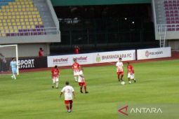 Gibran apresiasi  kepala daerah ikut sepak bola eksibisi peringati HPN