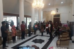 Menteri Sosial serahkan bantuan ATENSI kepada 42 warga di Kediri