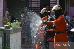 Cegah sebaran COVID-19, BPBD Karawang lakukan penyemprotan disinfektan