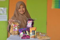 Bermodalkan Rp500 ribu omzet kerupuk Azizah kini capai Rp200 juta
