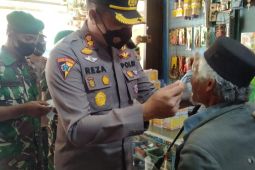 Polres Mandailing Natal bagikan 4.000 masker kepada pedagang