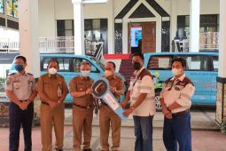 PT SIS serahkan bantuan mobil untuk angkutan gratis