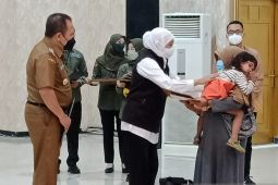 Gubernur Khofifah beri santunan keluarga korban ritual Pantai Payangan