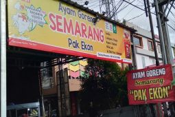 Persahabatan dua pedagang ayam goreng