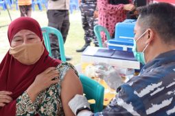 Lanal Gorontalo laksanakan "Serbuan Vaksinasi COVID-19" di Libuo