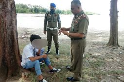 Bolos, dua pelajar diciduk di pantai