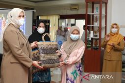 Dekranasda Banjar latih pembuatan kain Sasirangan