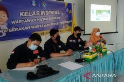 Para siswa SMPN 1 HST dilatih jurnalistik dasar dan literasi digital