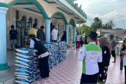 Pengurus Pokja nelayan bagikan 650 paket beras