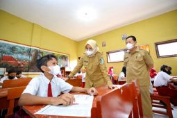 Pastikan penerapan prokes, Bupati Ipuk tinjau PTM di Muncar