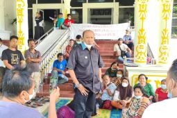Sahuti aspirasi Plt Bupati temui warga yang bermalam di DPRD Langkat