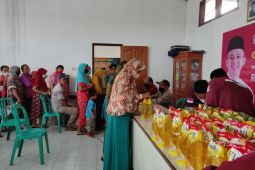Mufti Anam gelar pasar murah minyak goreng Rp9.000 per liter