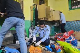 Petugas Lapas Sidoarjo geledah blok hunian napi