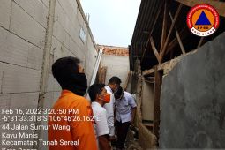 Dua rumah ambruk diterpa angin kencang di Kota Bogor