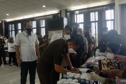 Kejati Kalbar gelar tes urine dadakan bagi 200 pegawainya