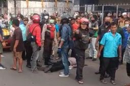 Diduga depresi, pria berpakaian polisi lompat dari angkot