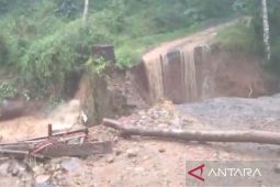 Diterjang arus sungai, Jembatan penghubung antar kabupaten di Cibinong-Cianjur putus