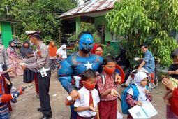 Anggota Polres Agam berpakaian super hero untuk tarik minat siswa divaksinasi