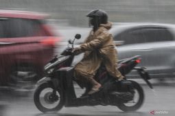 Waspadai hujan disertai petir dan angin kencang pada Sabtu siang dan sore