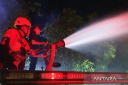 Sebuah rumah terbakar akibat gas LPG bocor