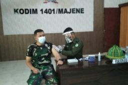 Personel Kodim 1401/Majene menerima vaksin penguat