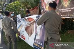 Satpol PP Denpasar tertibkan puluhan spanduk kadaluwarsa