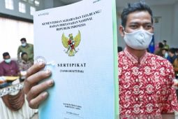 Pemkab Bangka Barat-BPN serahkan 426 sertifikat tanah kepada transmigran