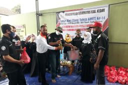Kosti berbagi minyak goreng untuk kaum disabilitas di Kediri