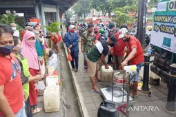 Gov't distributes affordable bulk cooking oil in Semarang markets