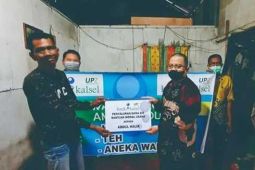 Bank Kalsel serahkan bantuan modal usaha bagi Abdul Malik