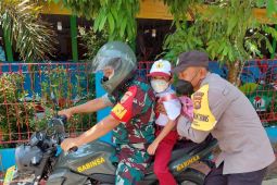 Aparat di Jambi antar jemput siswa SD untuk di vaksin