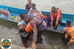Sebuah perahu motor terbalik di perairan Mangoli Kepulauan Sula, patuhi peringatan dini BMKG