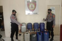 Polisi sita ratusan liter minuman keras berbagai merek