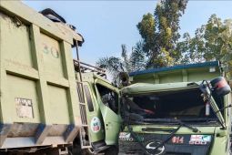 Dua dumtruk tronton laka lantas di Jalan Padang Tualang-Tanjung Pura
