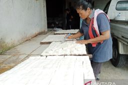 Pengusaha tahu di Belitung perkecil ukuran produksi