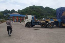 Patung Presiden Jokowi mengendarai sepeda motor tiba di Lombok