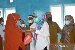 Wabup Bone Bolango salurkan bantuan untuk masyarakat kurang mampu