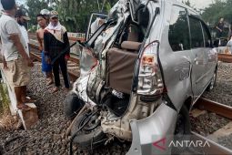 Tiga orang lolos dari maut hantaman KA di Banyumas