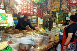 Wawalkot dan Ketua DPRD Kota Bogor cek harga minyak goreng di pasar