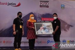 Gubernur Khofifah apresiasi pameran foto "Mahameru" gelaran PFI Surabaya