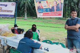 Martin Manurung lakukan operasi pasar minyak goreng di Labura