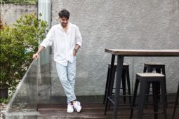 Tips padu padan kemeja putih ala aktor Refal Hady