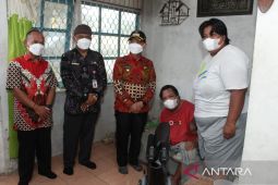 Bupati Bangka salurkan bantuan sosial dua buah kursi roda