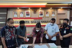 Tjhai Chui Mie serahkan pelepasan hak tanah bandara Singkawang