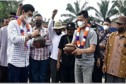 Bupati Batanghari meresmikan jalan poros di Desa Bukit Sari