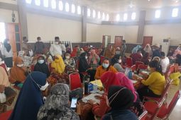 Vaksinasi lansia di Labura terus berlangsung