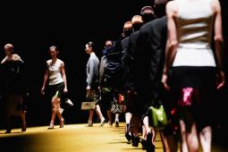 Prada angkat sejarah perempuan pada koleksinya di Milan Fashion Week