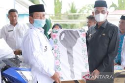 Bupati Nagan Raya serahkan bantuan becak motor untuk angkut sampah